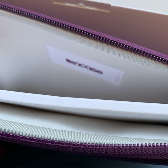 2/30$ 🔮 InCase Classic Tablet Sleeve 12” - Picture 7 of 9
